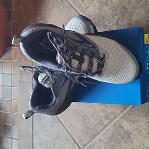 NIB! Women's Divide 2, size 9.5
